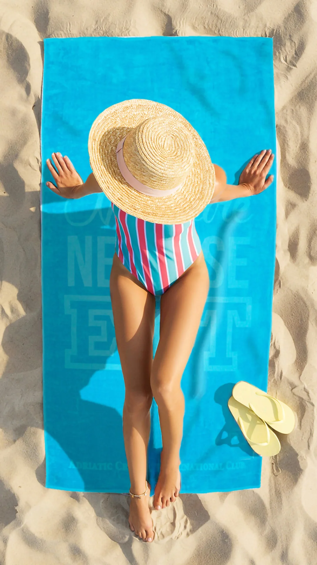 ACI plavi ručnik na plaži – lifestyle fotografija